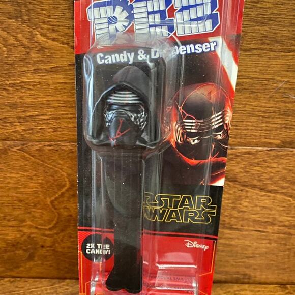 STAR WARS Kylo Ren Pez Candy Dispenser - Picture 2 of 3